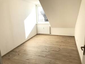Helle Dachgeschosswohnung mit Wannenbad und Gäste-WC – 47139 Duisburg – Vorschaubild 4