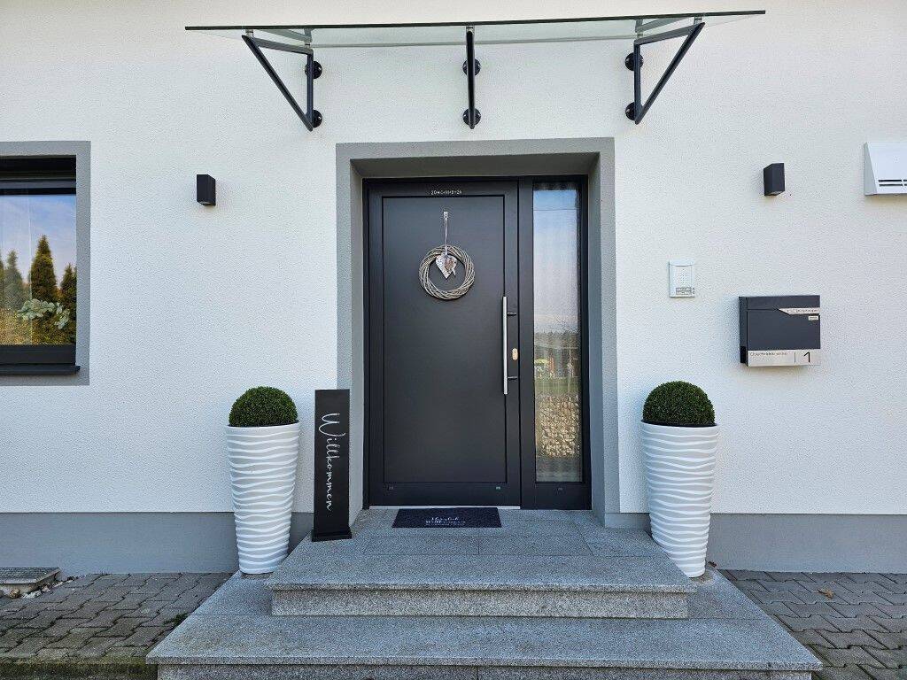 "Gemeinsam für Jung u. Alt...energetisch saniertes Wohnhaus mit 2 Wohnungen u. PV – Ortenburg – Bild 1 von 9