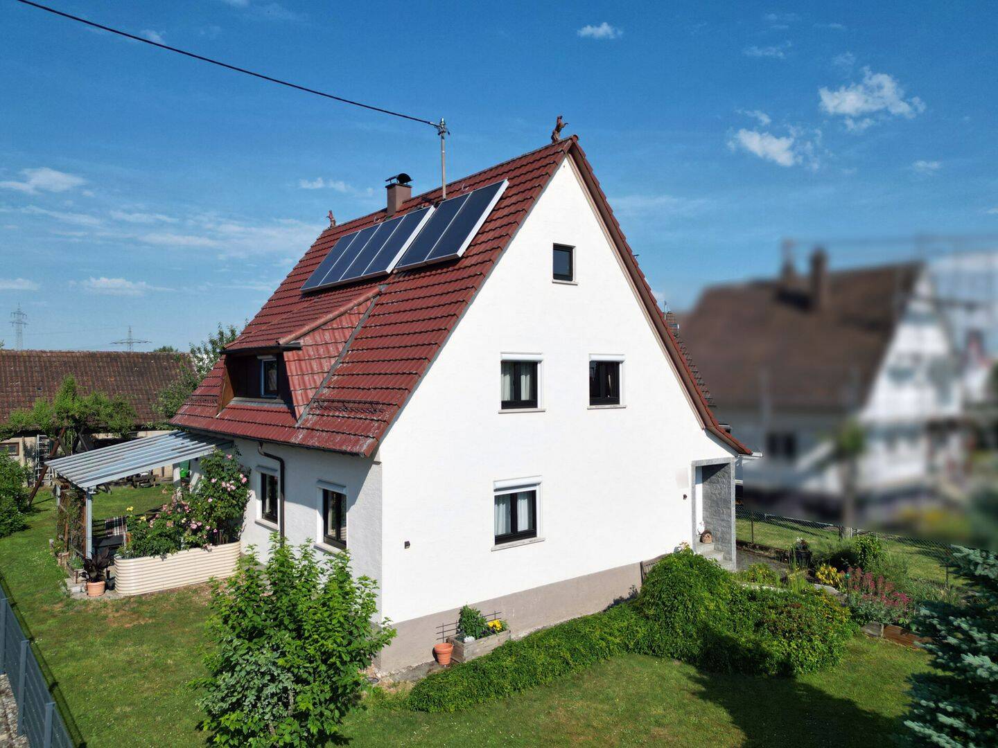 Doppelt wohnen, einfach glücklich. 2 Wohnungen. 6 Zimmer auf 163 m². Gartenoase. Terrassen. Garagen.