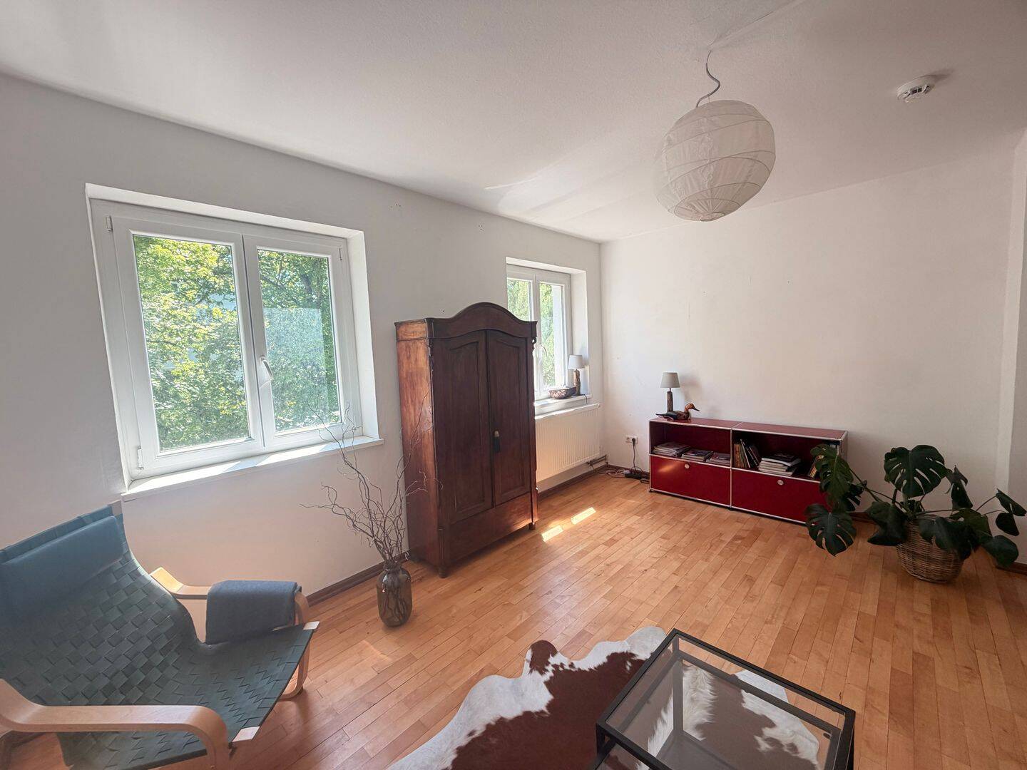 Lichtdurchflutete, moderne 2,5-Zimmerwohnung mit Balkon in zentraler Lage
