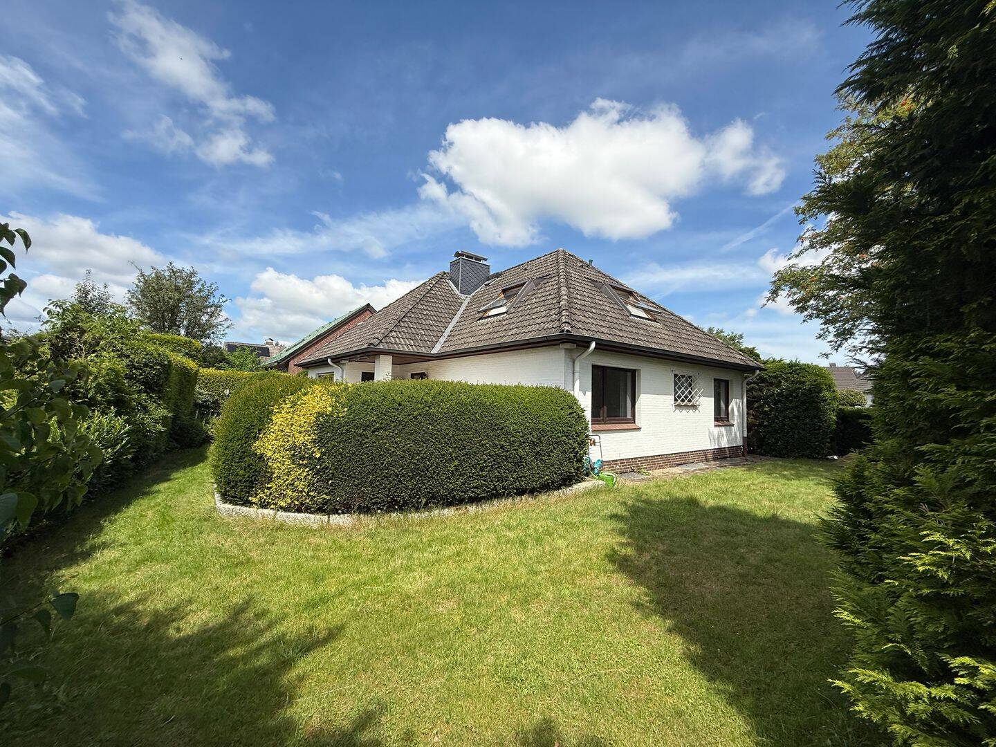 Großzügiges Ein- bis Zweifamilienhaus mit Garten, Garage, Keller, Billardzimmer mit Bar. – Stapelfeld – Bild 1 von 9