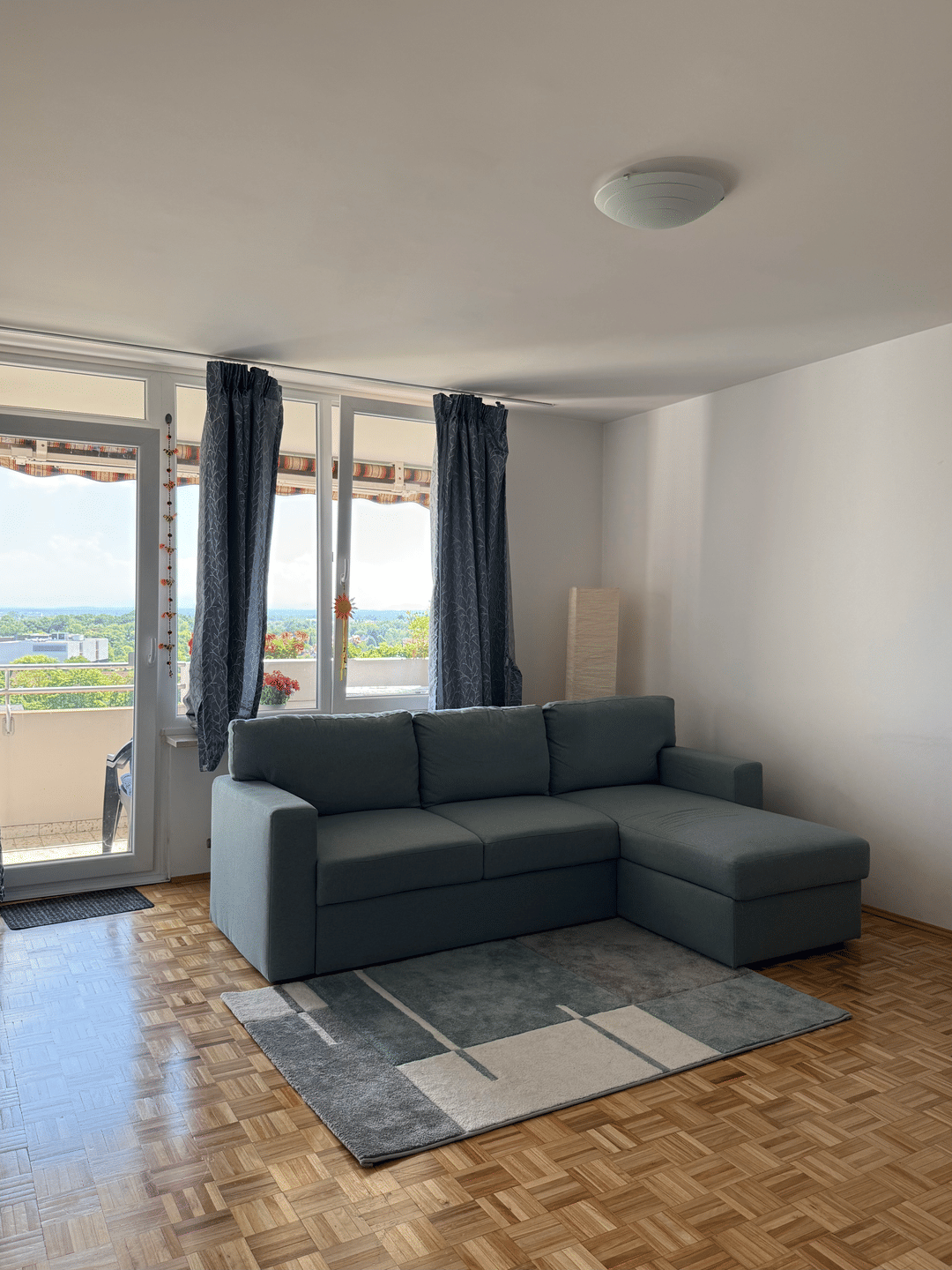 Weitblick bis zu den Alpen: Helle 3-Zimmer-Wohnung mit windgeschützter Loggia und Tiefgarage – München – Vorschaubild 2