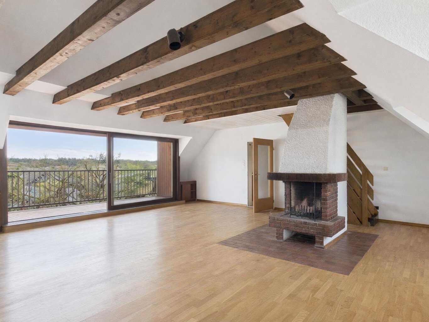 Dachgeschosswohnung mit Kamin und außergewöhnlichem Gestaltungspotenzial – München – Vorschaubild 2