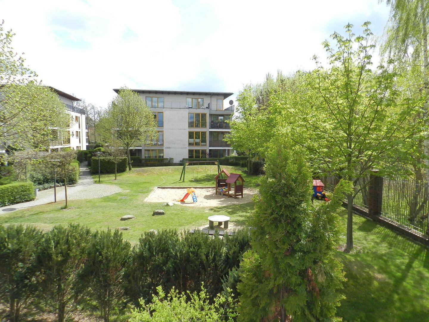 großzügige 2 Zimmer Wohnung mit Terrasse in grüner Umgebung – Berlin – Vorschaubild 2
