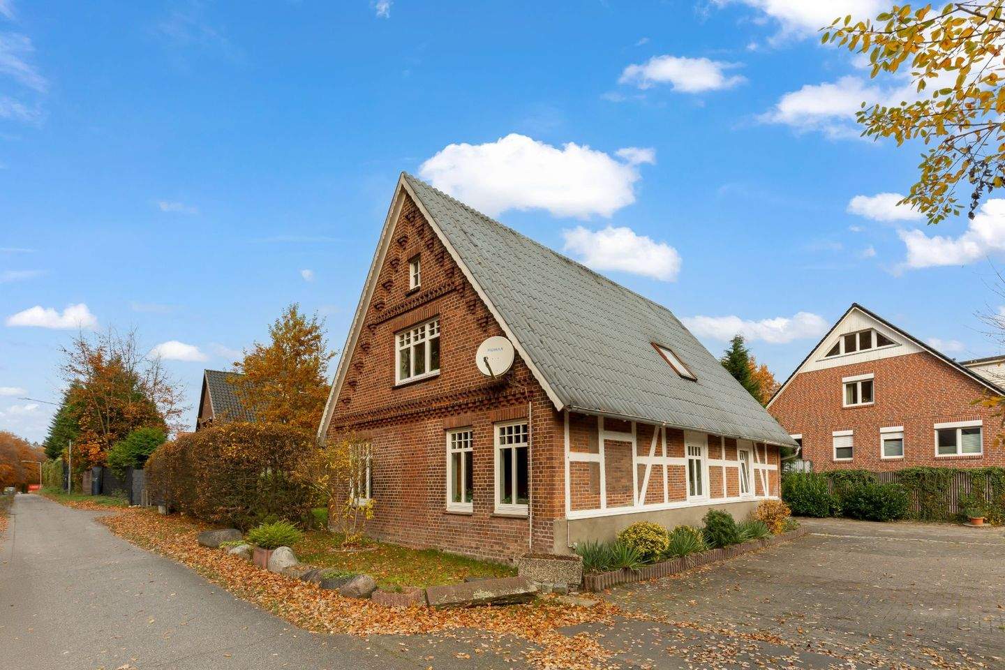 Charmantes Einfamilienhaus mit zwei Wohneinheiten und großem Entwicklungspotenzial! – Buxtehude – Bild 1 von 9