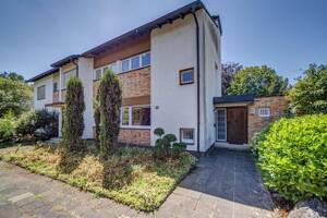 Familienhaus in Gartenstadt mit Wintergarten, Sauna und 2 Garagen