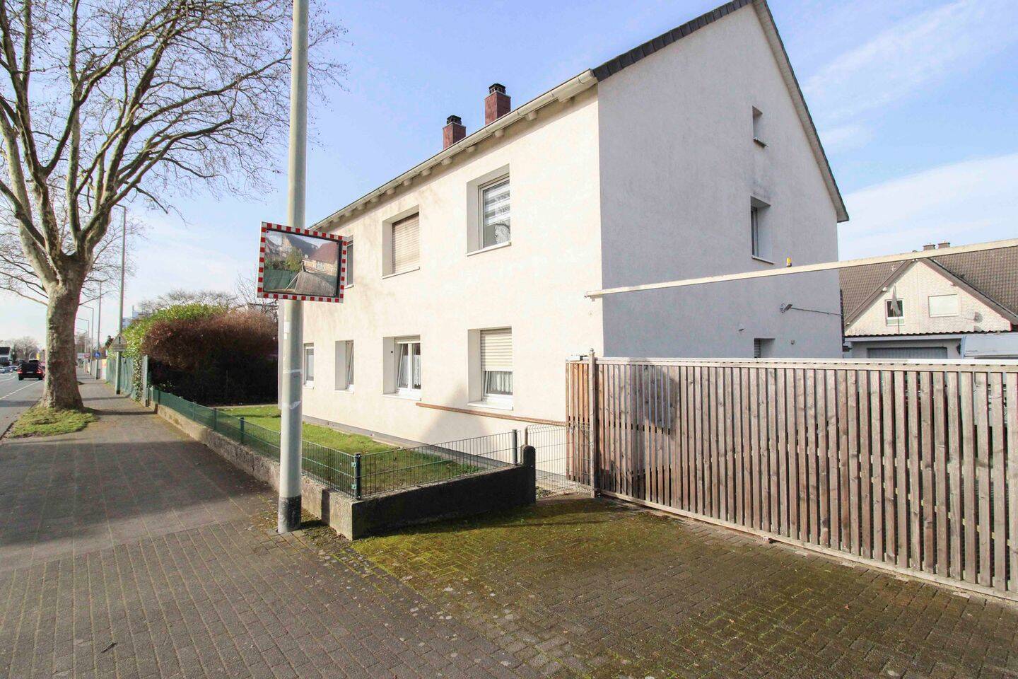 Neuer Preis! Mehrfamilienhaus mit 4 Einheiten und großem Grundstück in zentraler Lage von Paderborn – Paderborn – Bild 1 von 9