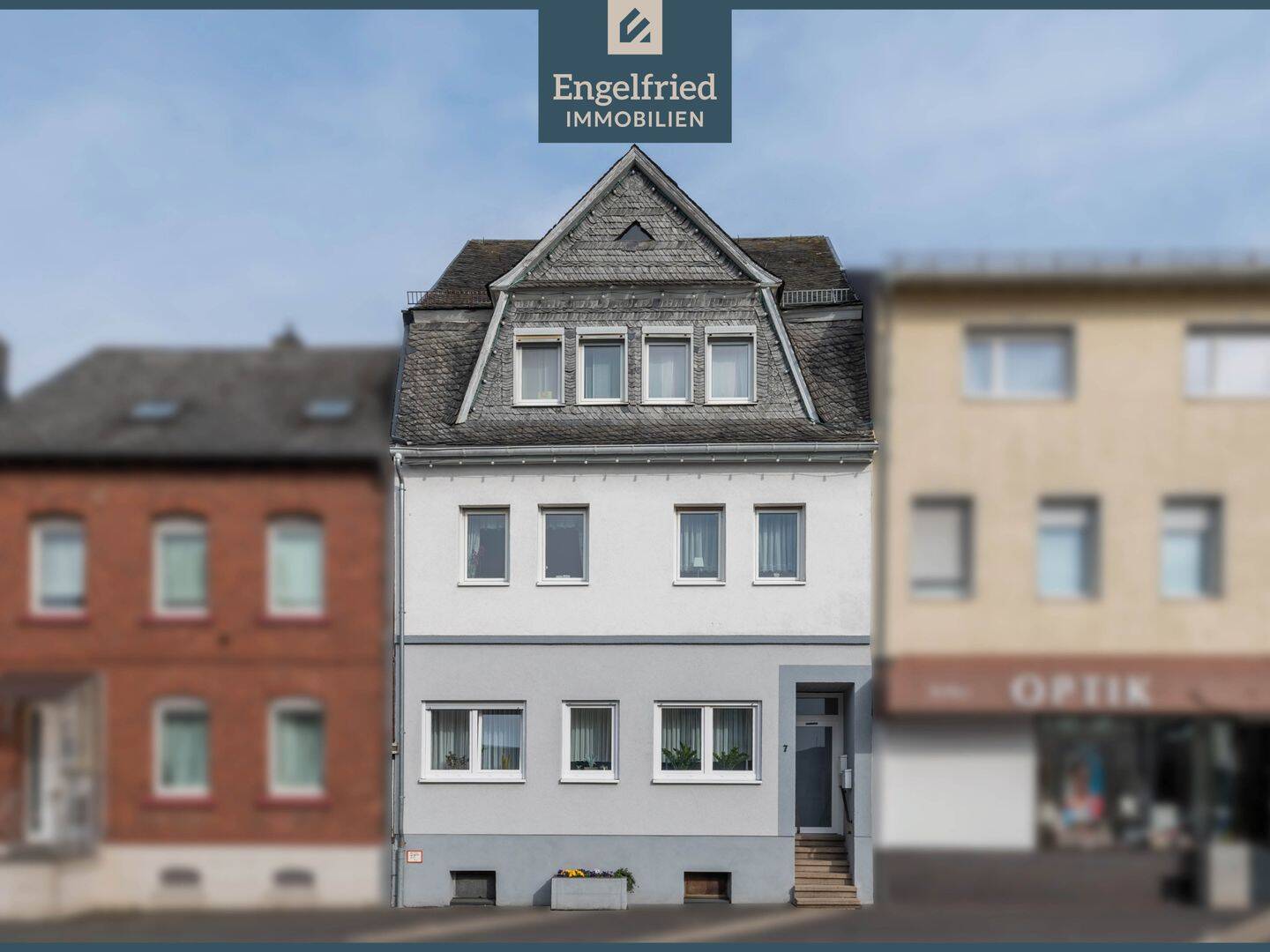 Kernsaniertes Dreifamilienhaus mit Charakter, drei Stellplätzen und soliden Mieteinnahmen – Kastellaun – Bild 1 von 9