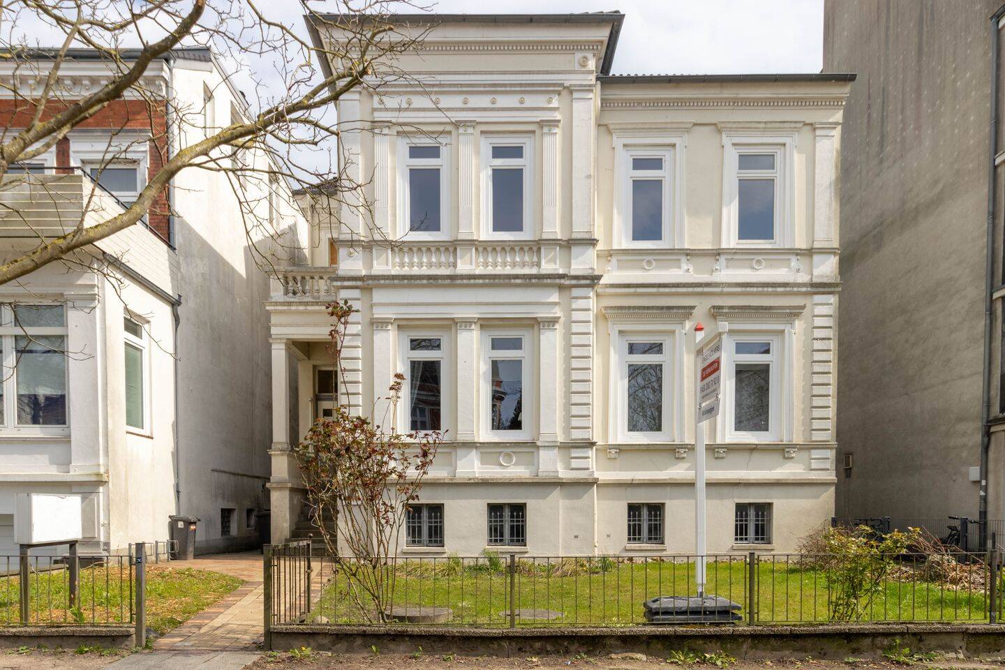 Erstbezug nach Sanierung: Stilvolle Altbauwohnung mit Balkon ins Grüne