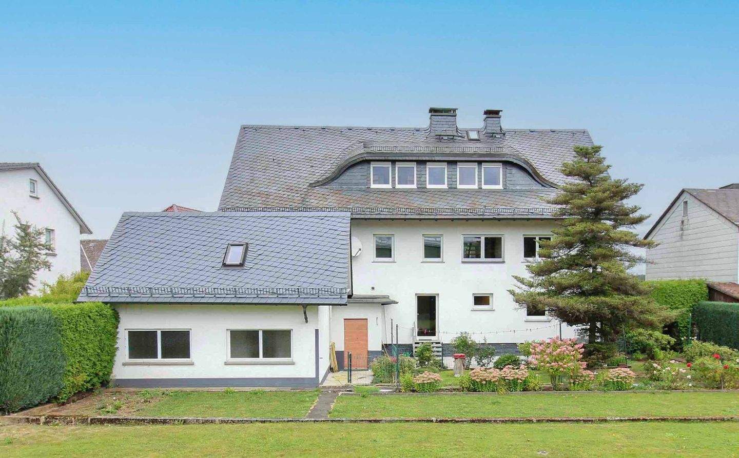 Ein Zuhause voller Wärme und Möglichkeiten - großzügiges Einfamilienhaus mit Traumgarten in Driedorf – Driedorf – Bild 1 von 9