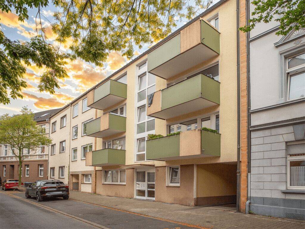 Gepflegtes Mehrfamilienhaus mit acht Wohneinheiten und fünf Garagen in Gelsenkirchen-Resse