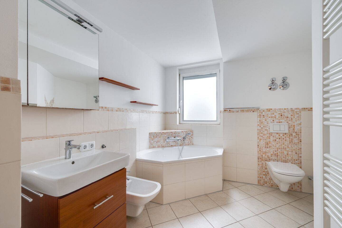 AIGNER: Garten-Oase mit Charme: Helle Erdgeschosswohnung mit flexiblem Grundriss – München – Vorschaubild 5