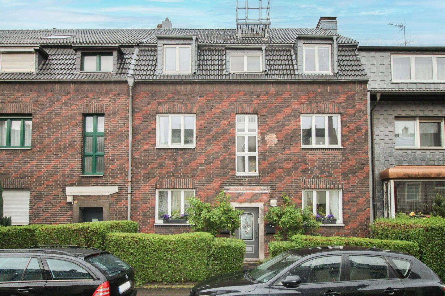 Gepflegtes und saniertes MFH mit 2 Maisonette-Wohnungen zur Selbstnutzung oder Kapitalanlage – Duisburg – Bild 1 von 9
