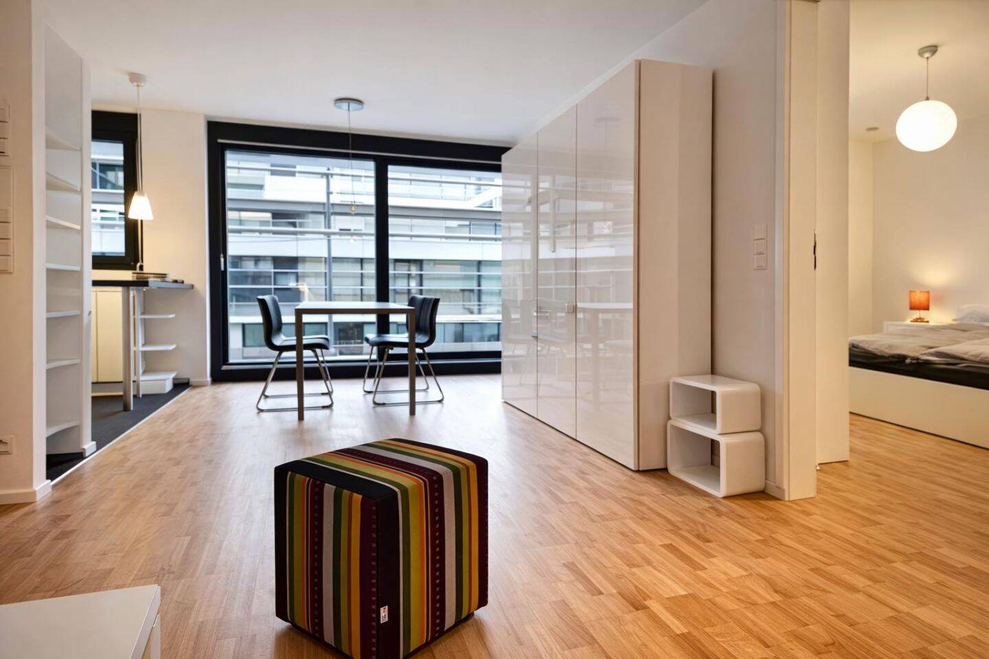 Metropolitan Living in Bestlage:Vermietete 2,5-Zi.-Boardinghouse-ETW nahe Hauptbahnhof-Europaviertel – Stuttgart – Bild 1 von 9