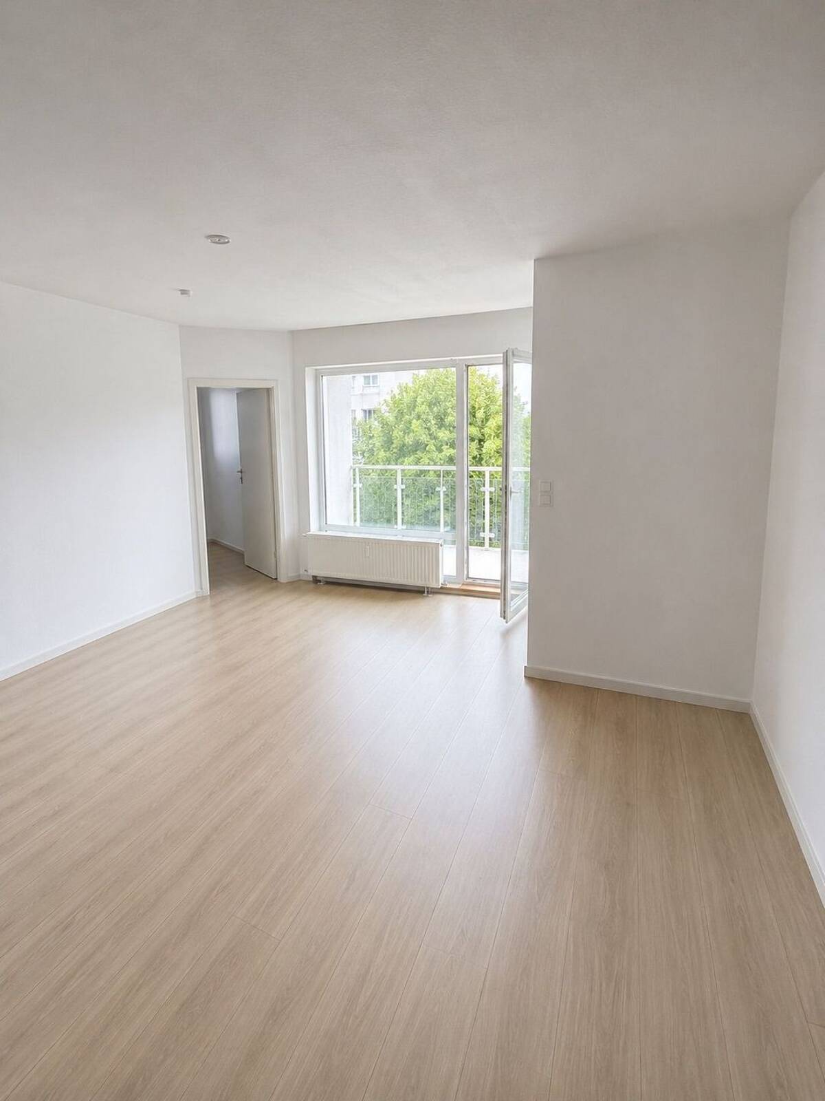 Renovierte 2-Zimmer-Wohnung mit Balkon in Düsseldorf/Bilk – 40225 Düsseldorf – Bild 1 von 9