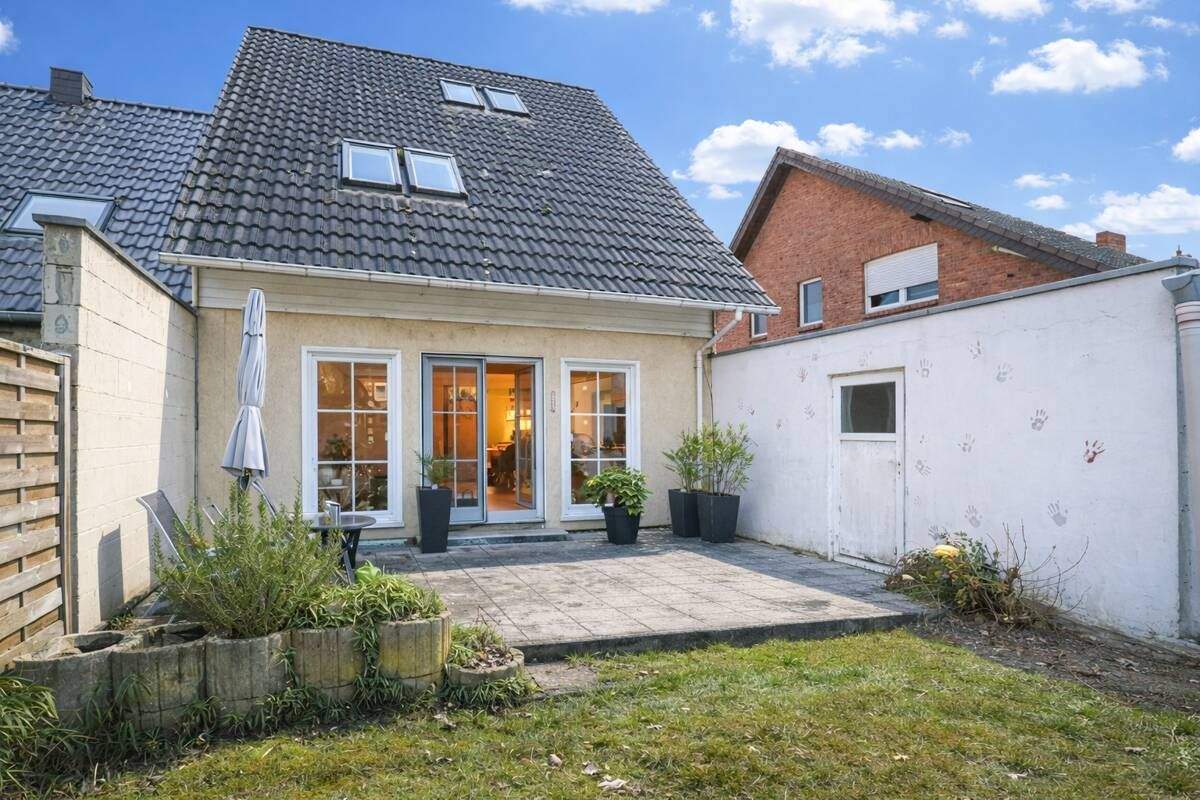 Solide Immobilie mit Garage, Garten und vielseitiger Nutzfläche – Grevenbroich – Bild 1 von 9
