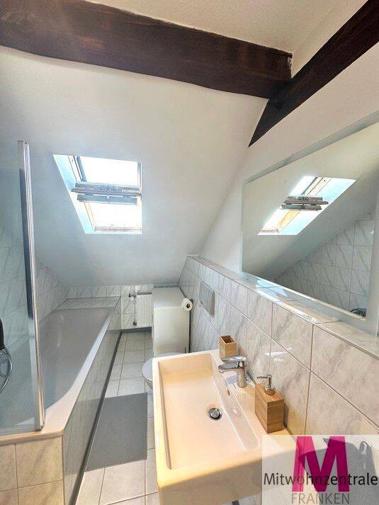 Stilvolles Wohnen unter dem Dach Hochwertig möblierte 2-Zimmer-Wohnung mit sichtbaren Holzbalken – Nürnberg – Vorschaubild 8