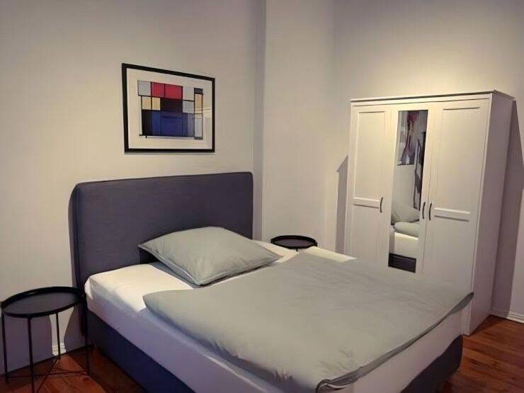 Das Zimmer ist mit einem Einzel-Boxspringbett mit feiner Bettwäsche ausgestattet. Zusätzlich zu Ihrem eigenen Zimmer haben Sie eine geräumige Küche mi – Aachen – Vorschaubild 2