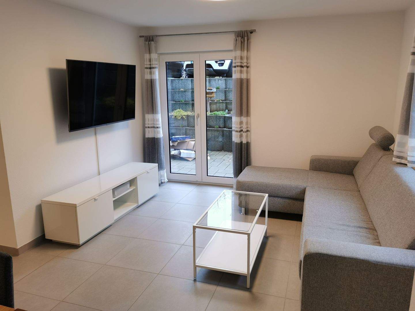 Neuwertig möblierte 2-Zimmer-Wohnung in ruhiger Lage in Stuttgart-Steinhaldenfeld – Stuttgart – Vorschaubild 2