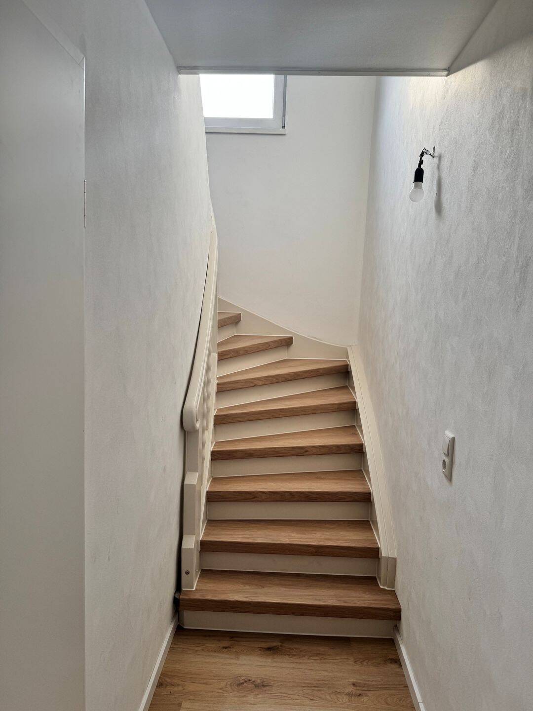 Sofort frei! Frisch renovierte 75 m² Maisonette-Wohnung in zentraler Lage von Ochsenfurt – Ochsenfurt – Vorschaubild 2