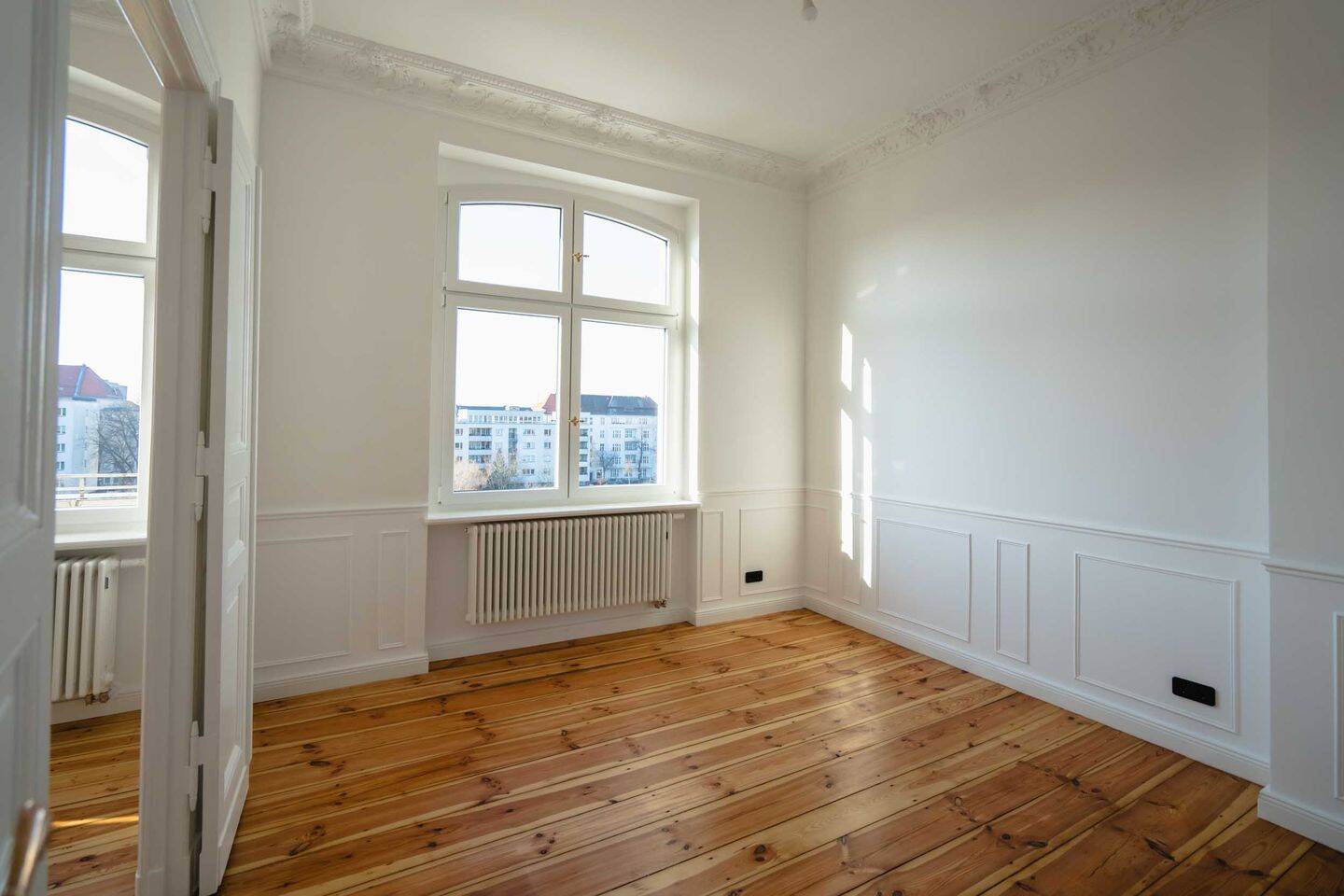 Wilmersdorf: 3-Zimmer Erstbezug im Altbau mit Blicken über die Stadt, 4.OG mit Balkon, Stuck, Regendusche & Badewanne, Fernwärme, Provisionsfrei – Berlin – Vorschaubild 4