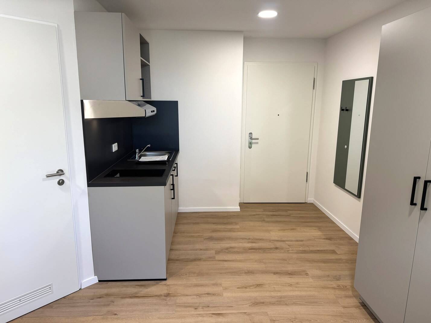 Topmoderne, möblierte 1-Zimmer-Wohnung im östlichen Zentrum von Erlangen, Erstbezug, Vermietung nur an Studierende – Erlangen – Vorschaubild 4