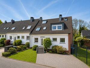 Dreigiebelhaus mit Kamin, Wintergarten & Südgrundstück