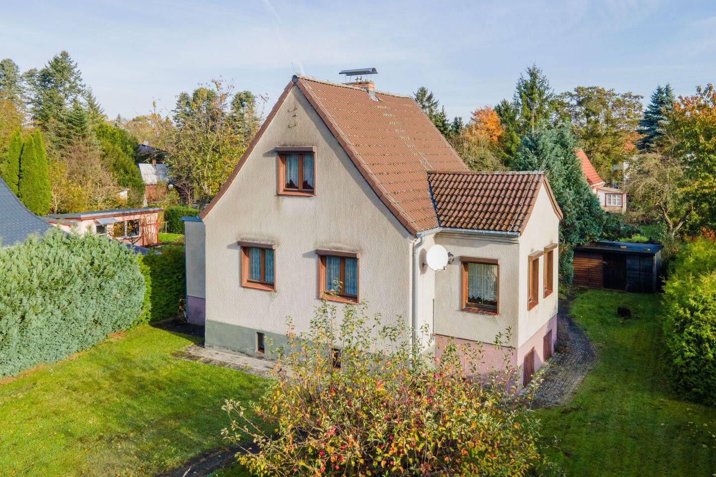 Sanierungsbedürftiges Einfamilienhaus in Neuenhagen - Keller, Garage, Schuppen, großer Garten u.v.m. – Neuenhagen bei Berlin – Bild 1 von 9