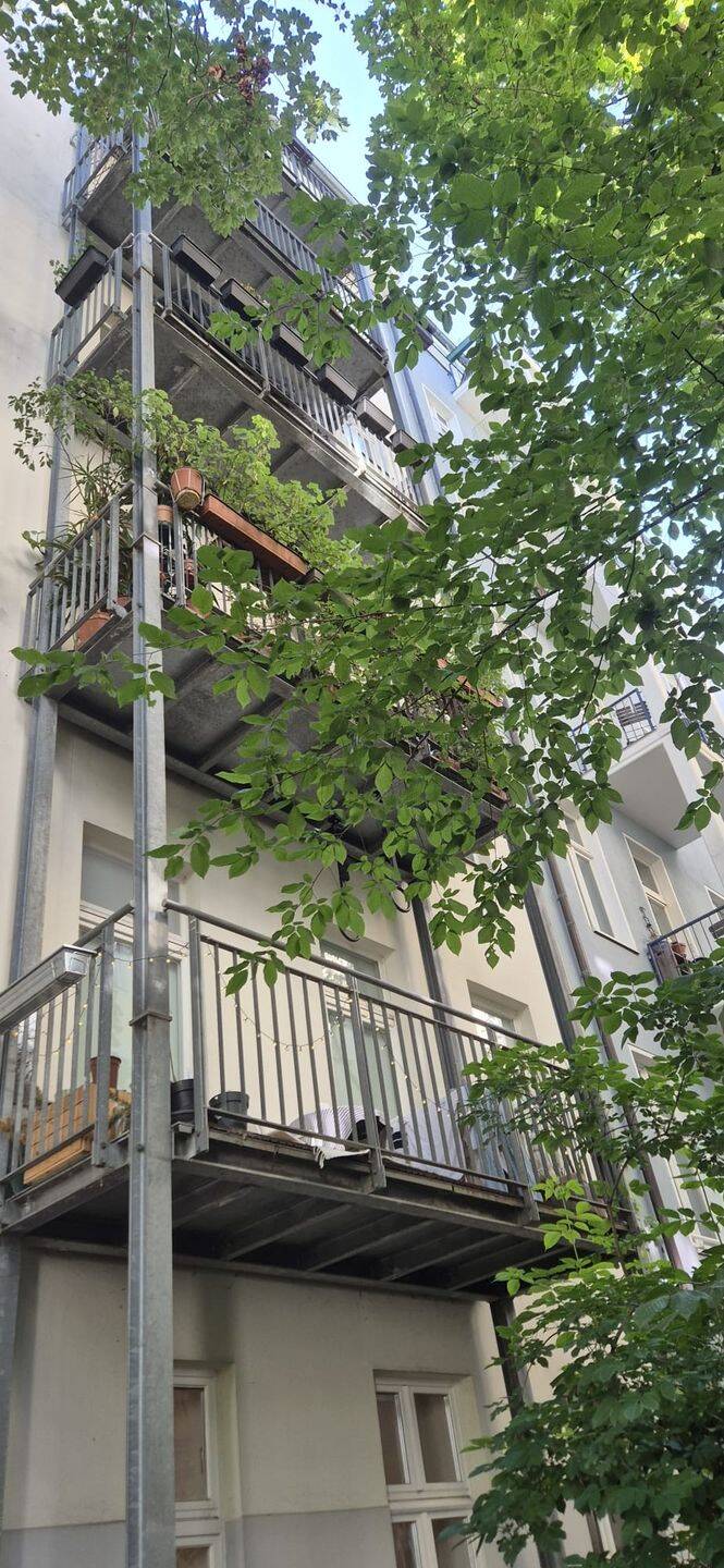 gepflegte kleine Altbauwohnung mit großem Westbalkon - frei beziehbar -