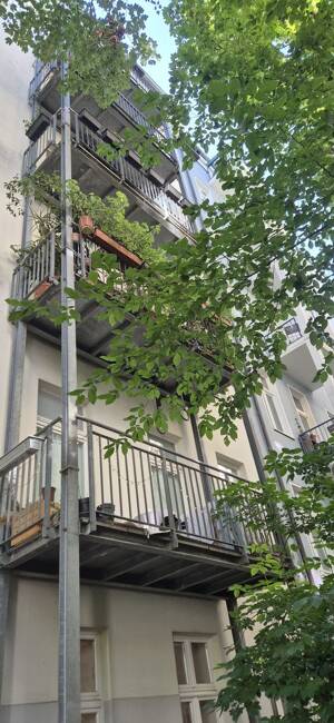 gepflegte kleine Altbauwohnung mit großem Westbalkon - frei beziehbar -