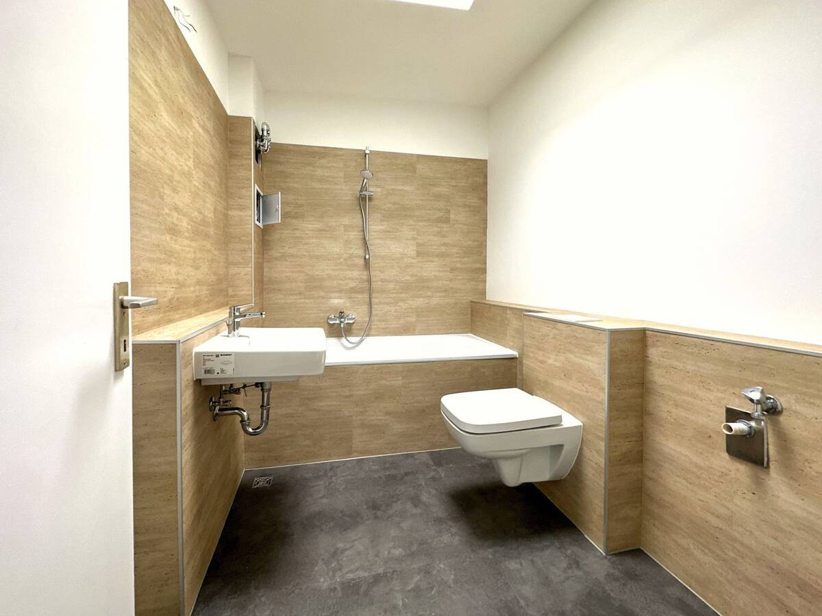 Süße Dachgeschosswohnung mit Wannenbad – 39108 Magdeburg – Bild 1 von 9