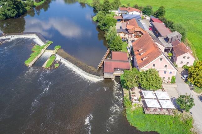 Wohn- und Gewerbeensemble mit traditionsreicher Gaststätte, Ausbaureserven und direktem Flussufer – Regenstauf – Bild 1 von 9