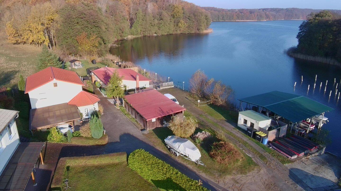 Modern und ruhig wohnen in einmaliger Lage direkt am Carwitzer See ! – Feldberger Seenlandschaft – Bild 1 von 9