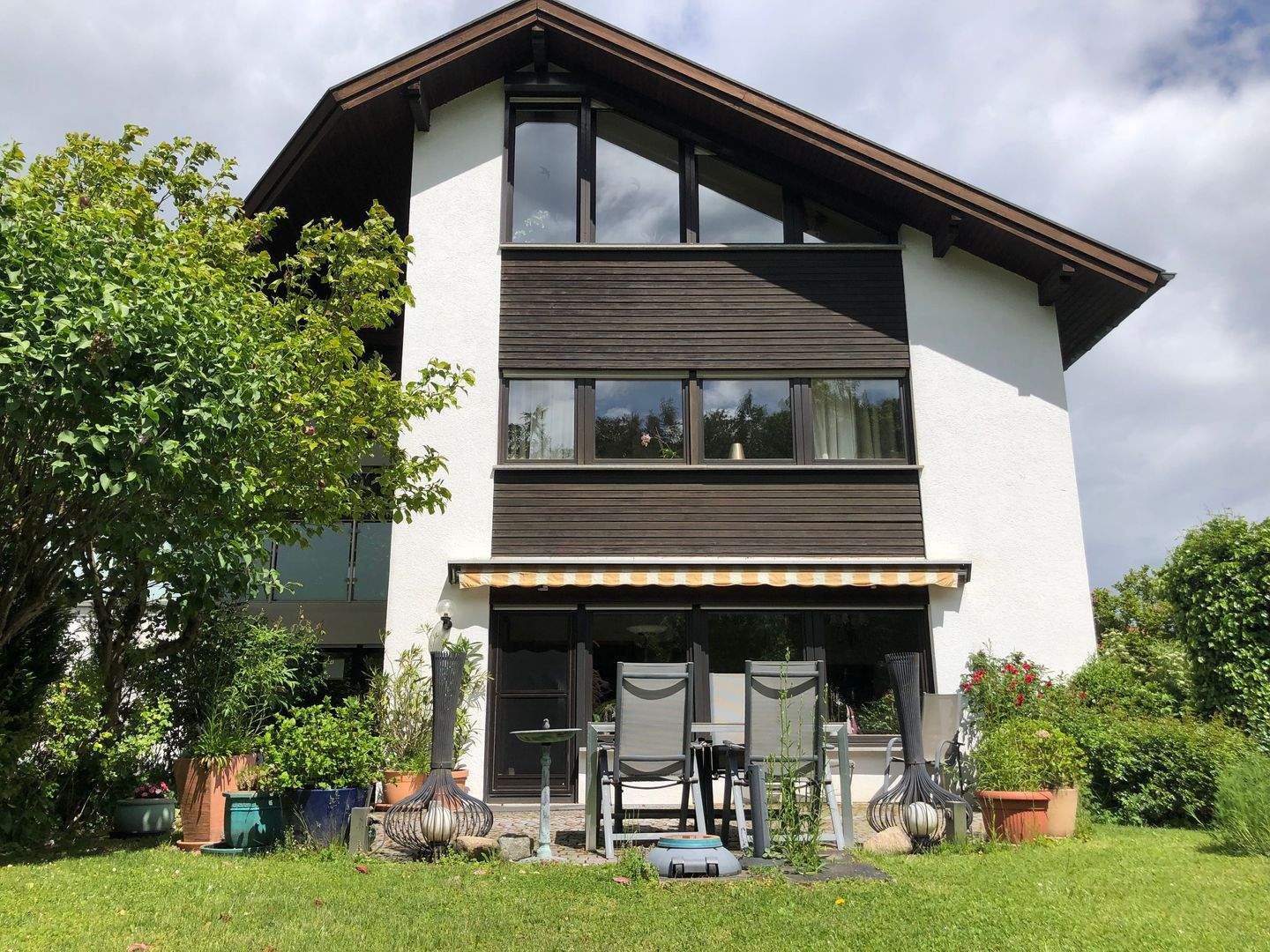 - PROVISIONSFREI - Besonderes Zweifamilienhaus in beliebter naturnaher Wohnlage von RT - Ohmenhausen ( Am Hasenberg ) – Reutlingen – Bild 1 von 9