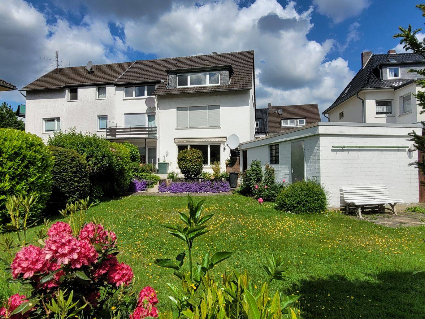 MANNELLA *Zentrale Lage mit Gartennutzung & Garage* Sonnige Dachgeschosswohnung in Troisdorf – Troisdorf – Vorschaubild 2