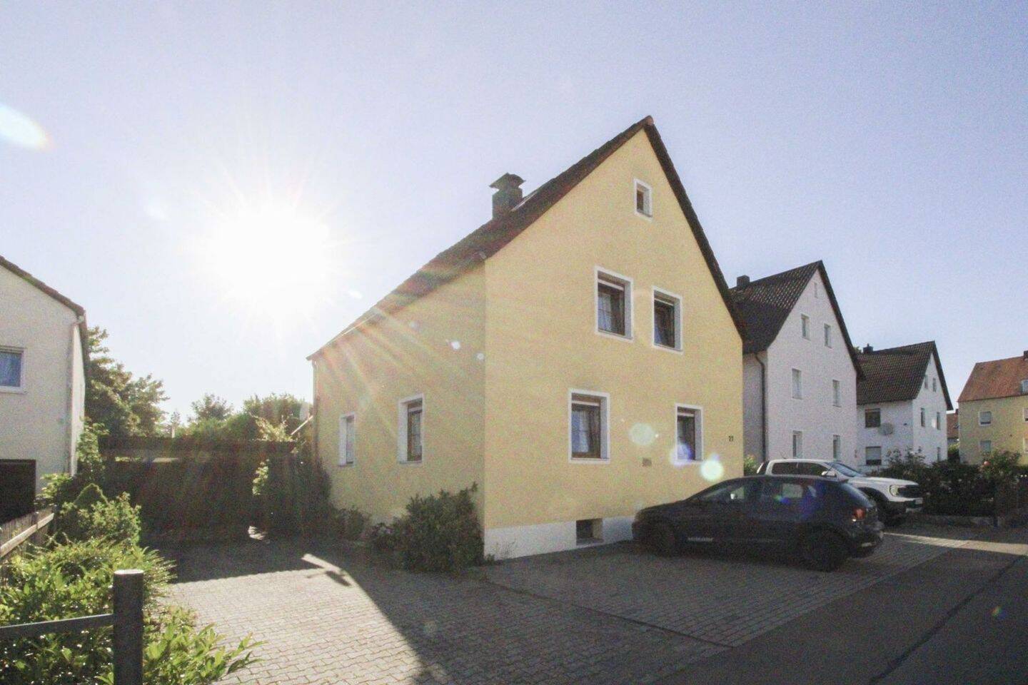 Einfamilienhaus mit idyllischem Garten - ideales Renovierungsprojekt Auch als Investobjekt geeignet! – Schwandorf – Bild 1 von 9
