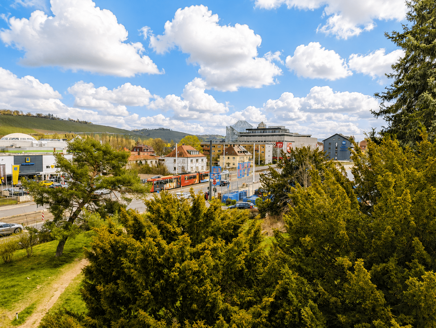 Attraktive 4 Zimmerwohnung mit Balkon, sensationellen Weitblick, EBK zentral in Würzburg – Würzburg – Vorschaubild 3