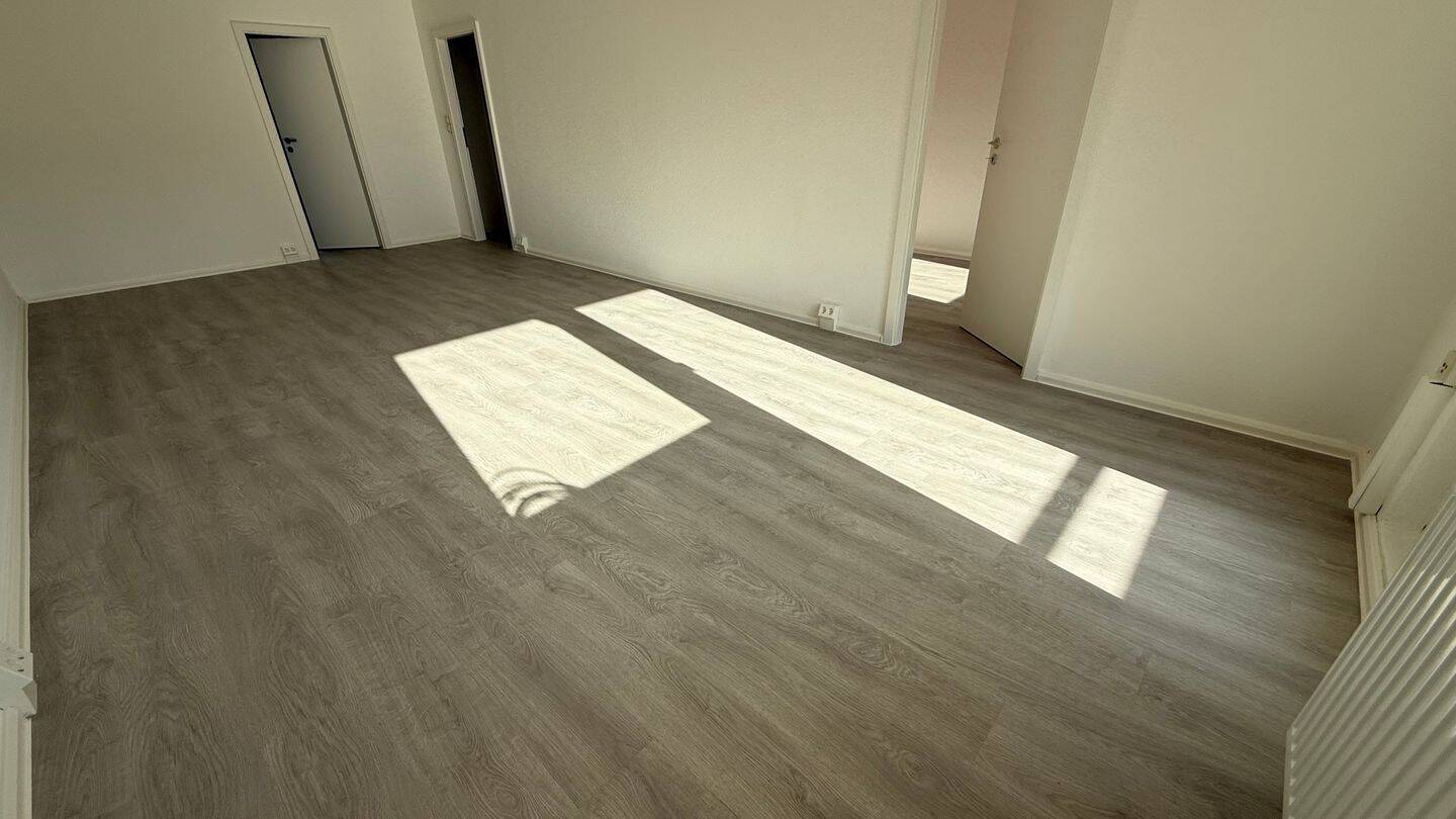 Modernem Bodenbelag - großer Südbalkon - Einbauküche mögl. ! – Chemnitz – Vorschaubild 2