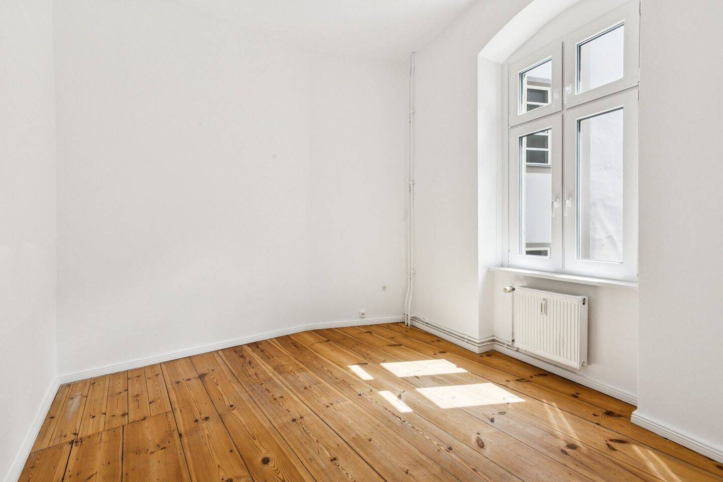 Bezugsfreie und modernisierte Altbauwohnung mit Aufzug in begehrter Friedrichshainer Lage – Berlin – Vorschaubild 5