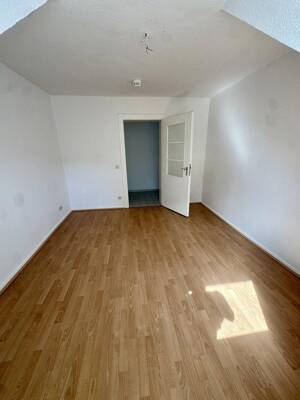 Kernsanierte 3-Zimmer-DG-Wohnung mit Wohnküche, neuer EBK und Sonnenterrasse in Eller – 40229 Düsseldorf – Vorschaubild 8