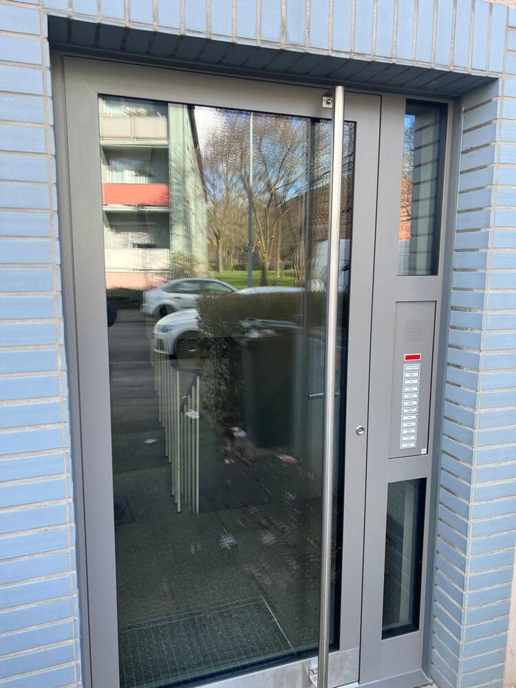 Buchheim ! Helle und sanierte 3 Zimmer-Wohnung in einem gepflegten Haus und in ruhiger Lage