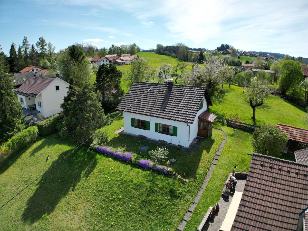 IDYLLISCH - FAMILIENFREUNDLICH - RUHIG - Einfamilienhaus mit großzügigem Grundstück in Rottenbuch – Rottenbuch – Bild 1 von 9