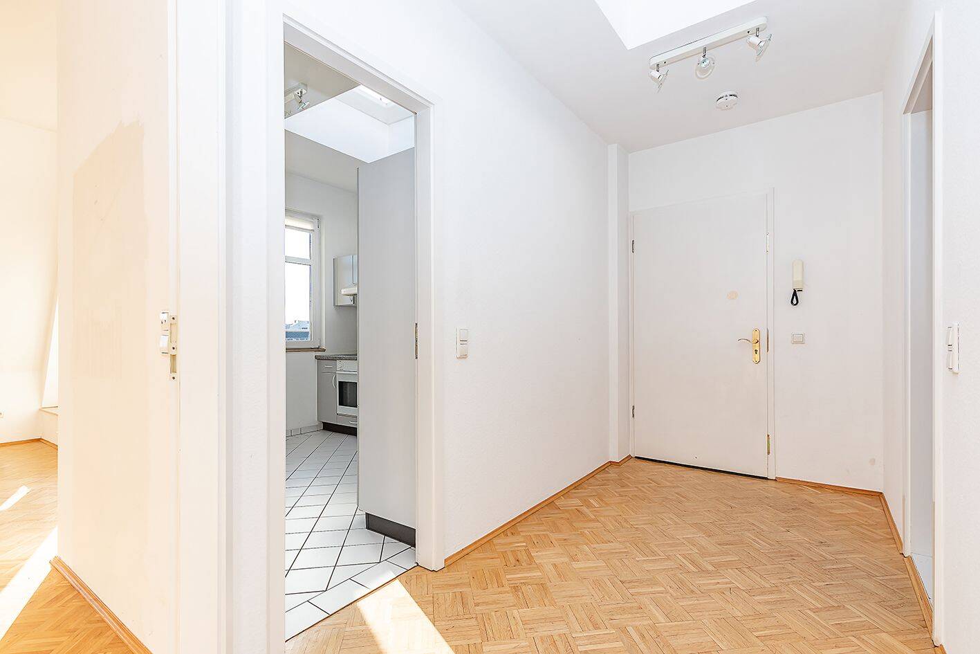 Helle Zwei-Zimmer-Dachgeschosswohnung am Klausernerplatz – Berlin – Vorschaubild 7