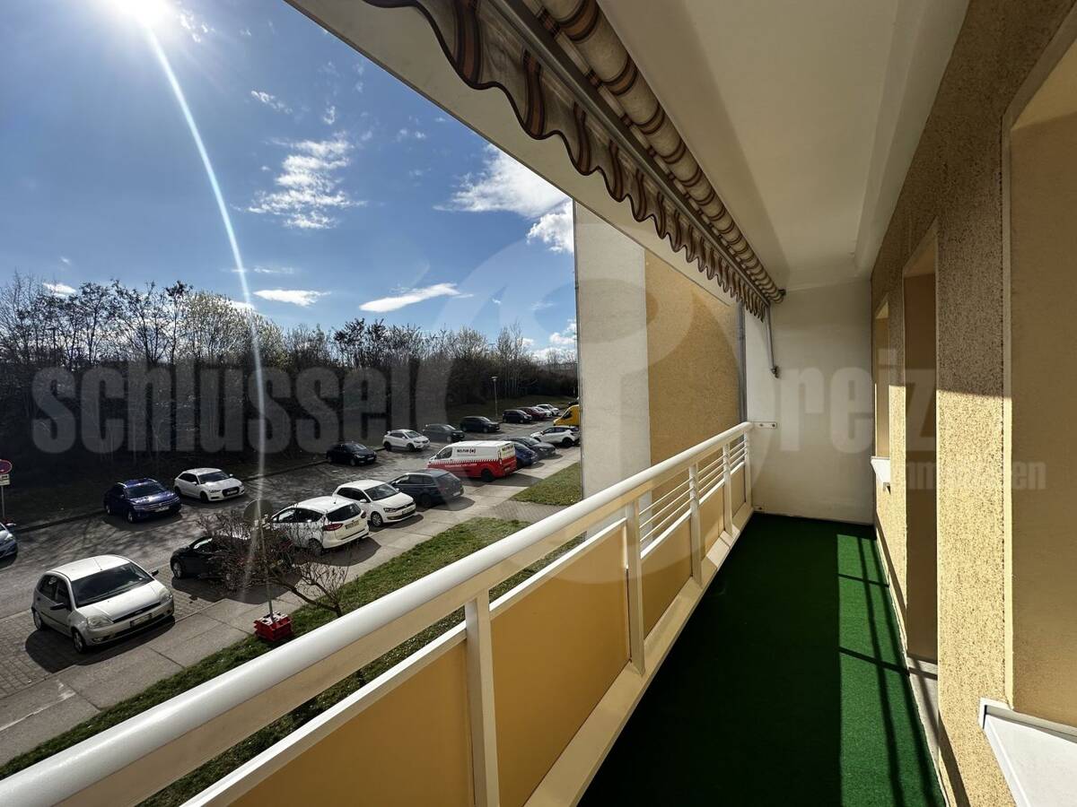 *Bezugsfreie 3-Raum-Wohnung im 1. OG mit Südbalkon, Tageslichtbad und Fernblick! PLUS: Wohnküche mit EBK!* – 1169 Dresden – Bild 1 von 9