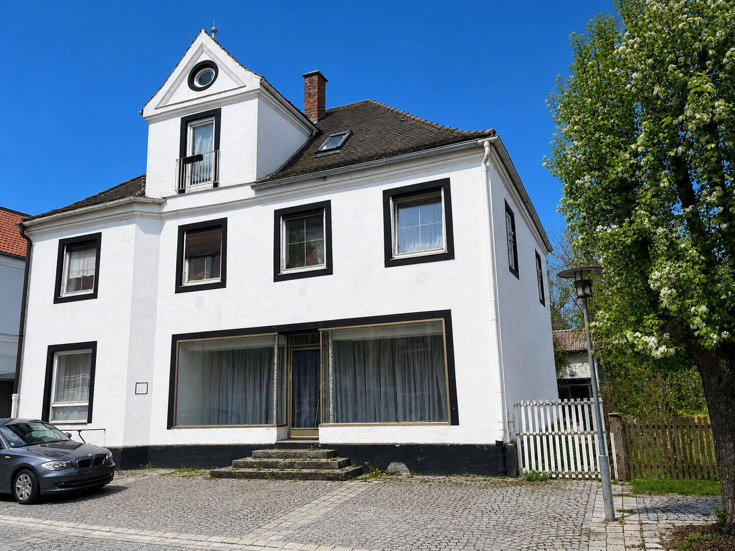 Zentrales Wohn- und Geschäftsgebäude mit Gewerbehalle und PV-Anlage – Gangkofen – Bild 1 von 9