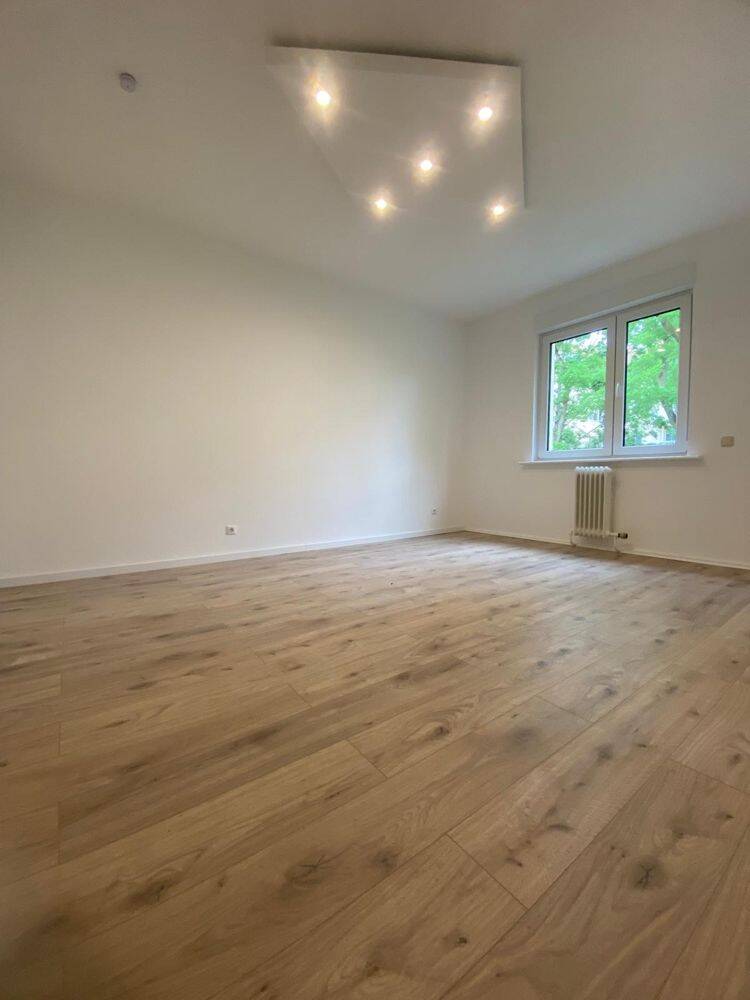 Bezugsfreie, kernsanierte 2-Zimmer-Wohnung mit Balkon und neuer Einbauküche in Berlin-Spandau-Wasserstadt