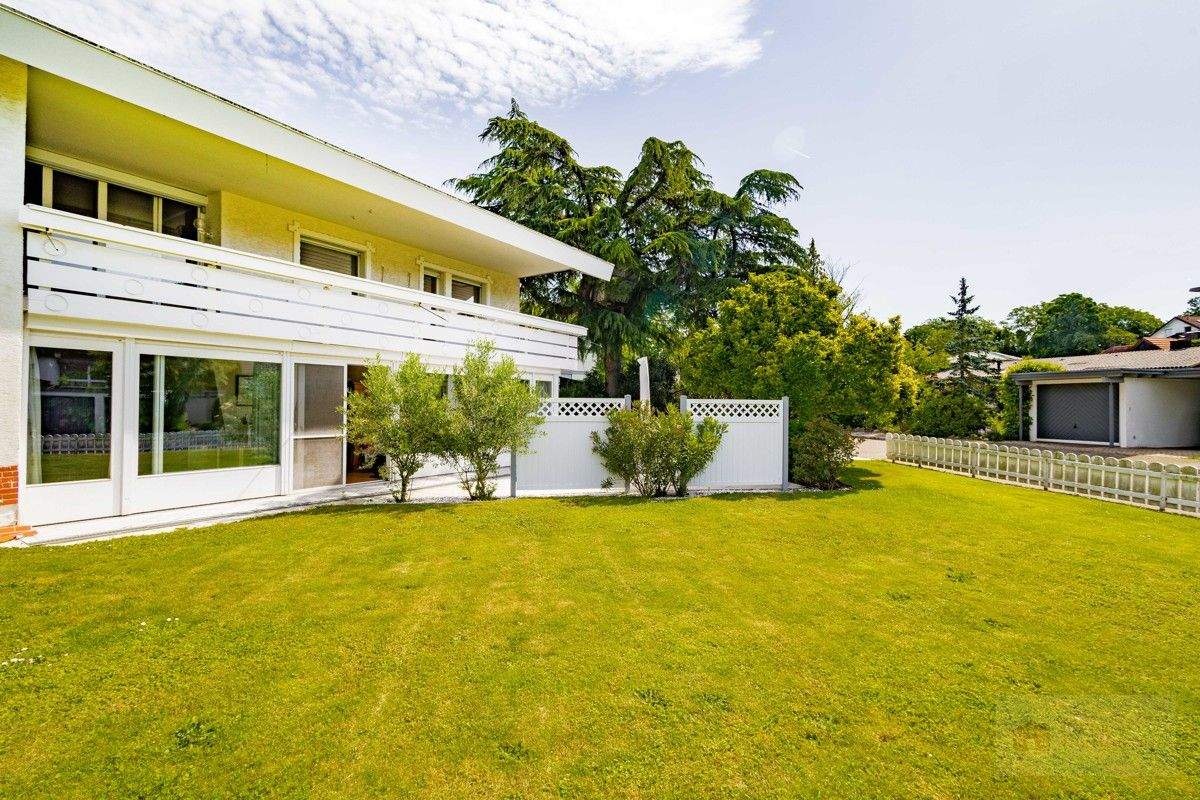 Zweifamilienhaus mit traumhaftem Garten in guter Lage von Müllheim – Müllheim – Bild 1 von 9