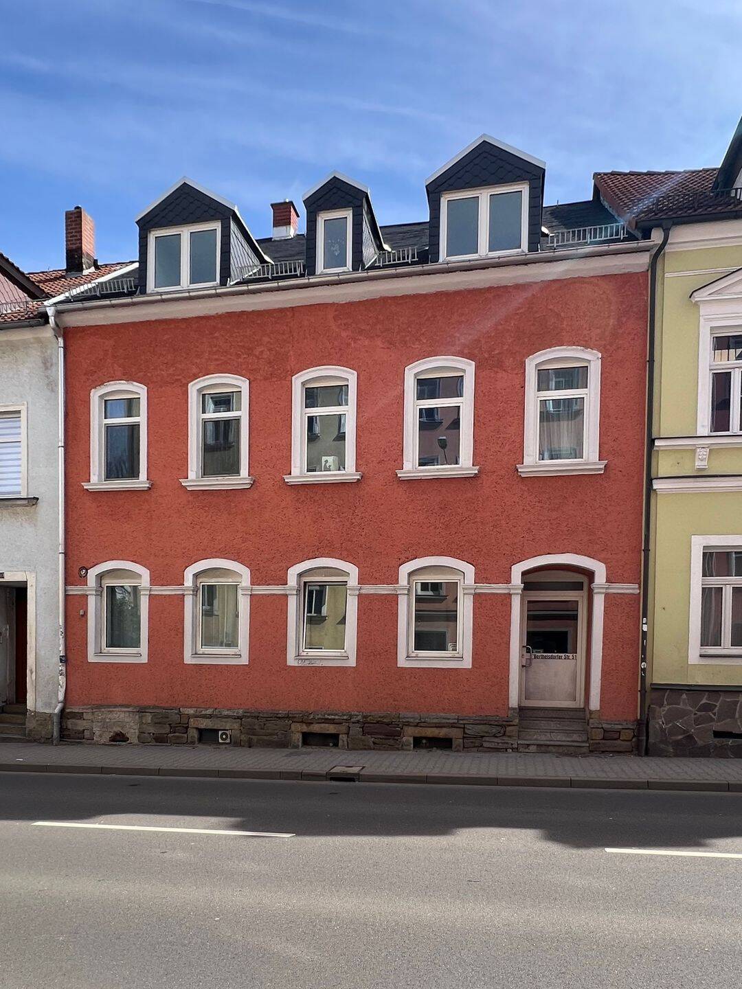 Solides Mehrfamilienhaus mit Altbauflair und Entwicklungspotenzial