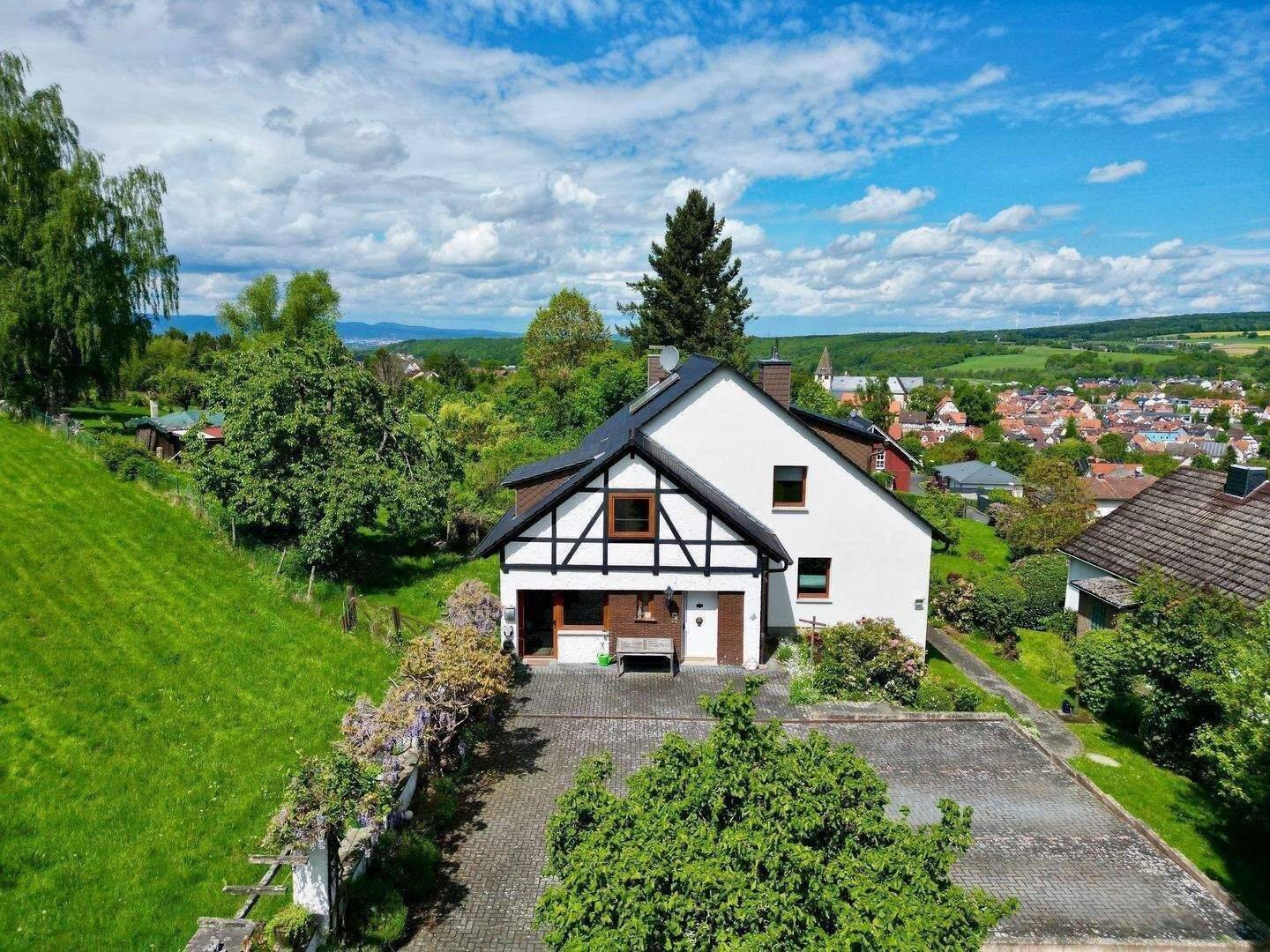 Einzigartiges Anwesen mit Traumgrundstück und Fernblick über Kaufungen – Kaufungen – Bild 1 von 9