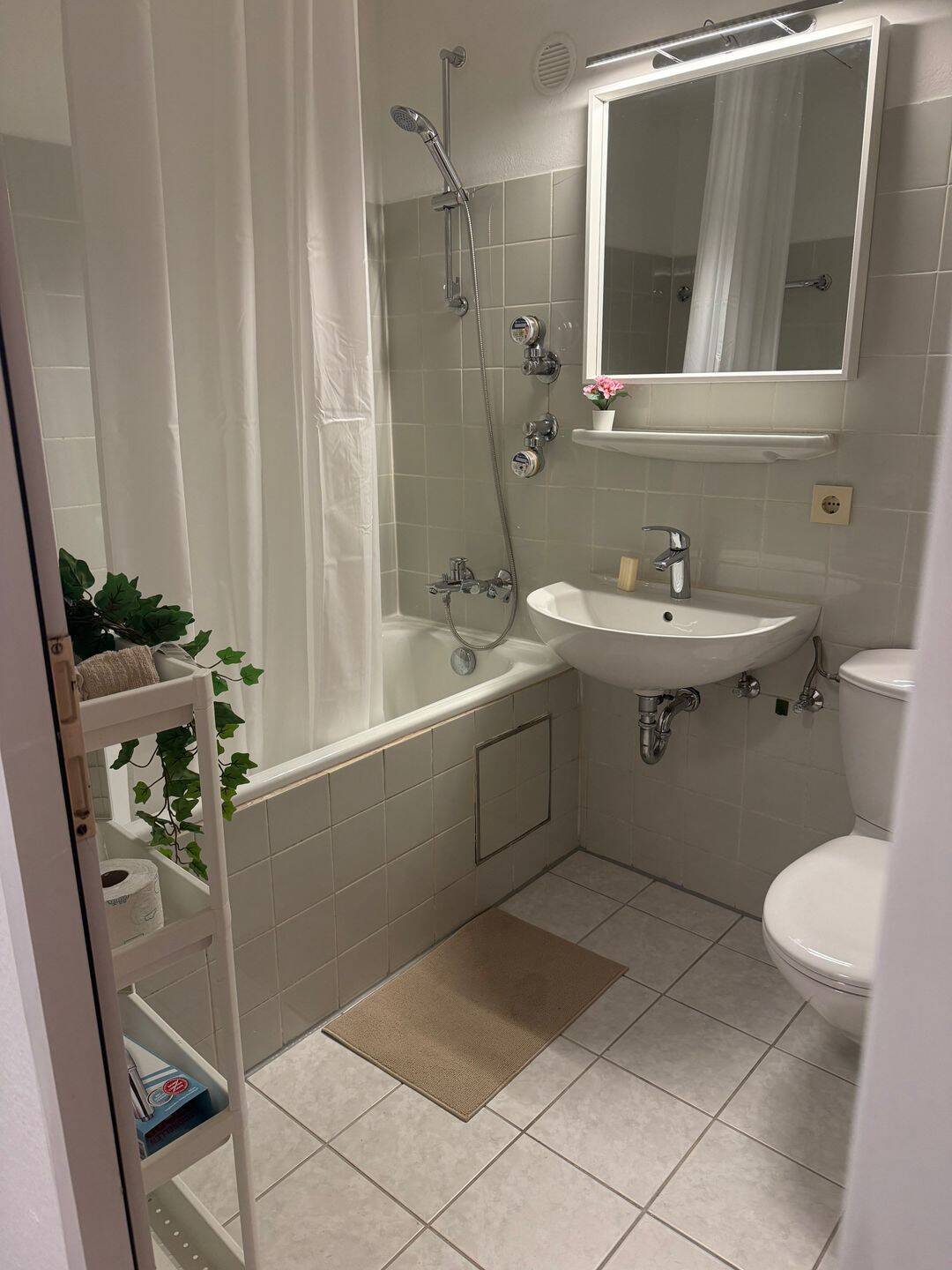 Ab sofort bezugsfertig: Helles, frisch renoviertes Möbliertes Appartement mit Südwestbalkon und Tiefgaragenstellplatz in Haidhausen – München – Vorschaubild 4